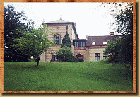 Ein Schweizer Haus am Dorfrand.